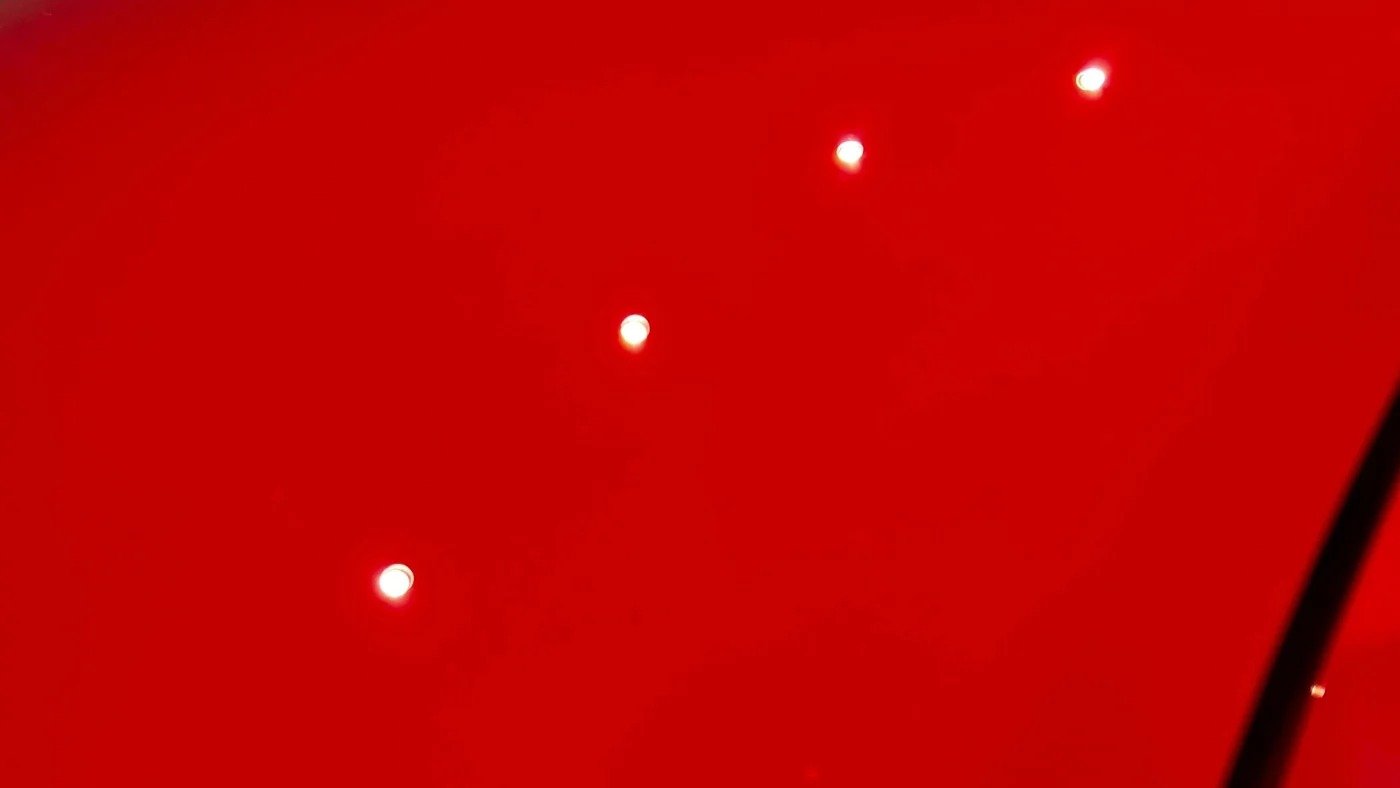 Superficie roja después del pulido, con reflejos definidos.